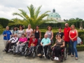 Celá skupinka klientů z Osobní asistence Kroměříž, kteří navštívili Květnou zahradu.